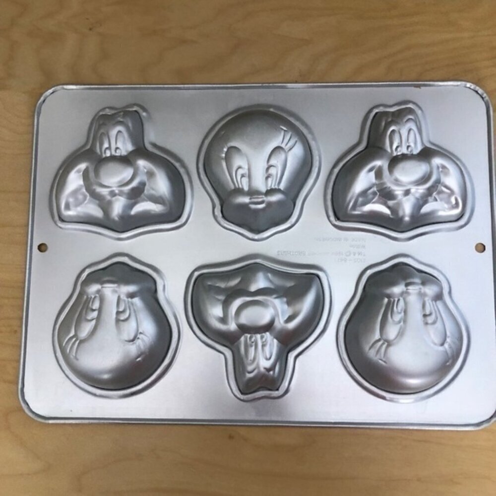 Vintage 1994 Wilton Looney Tunes Cupcake Muffin Tin Pan Tweety Bird & Sylvester